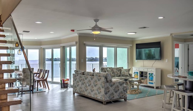 Paradise Bay - 4 Bedrooms [with 2 Master Suites] & 4 Bathrooms - sleeps 10 in Marathon