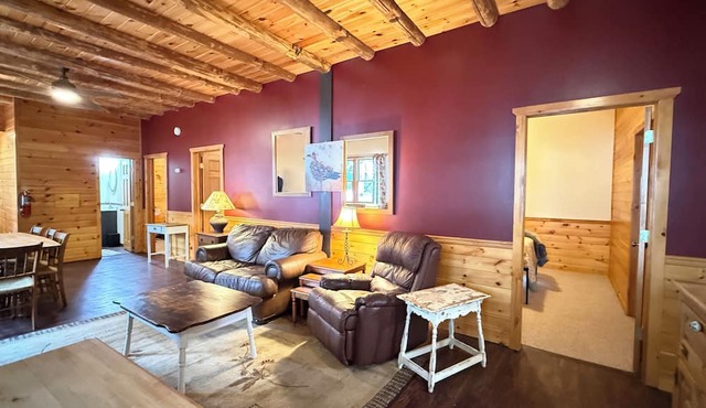 Unique 7br 3ba Cabin, Catfish Lake Eagle River Chain, sleeps 14! lakeside decks in Eagle River