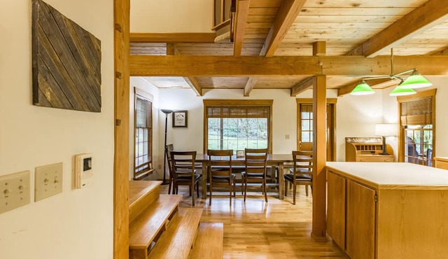 4,000 sqft Mt. Baker Ski Lodge, sleeps 21, walk to town, hot tub, fiber internet in Glacier