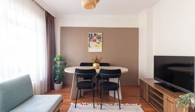 Chic 2BR Gem on Moda’s Iconic Antiques Street in Istanbul