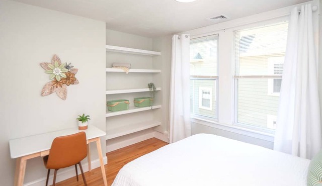 Jennifer's Cozy Apt Near Brown w/In Unit Laundry in Providence