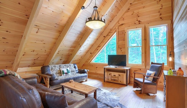 Bear Pines charming 3 bdrm cabin, Hot Tub, WiFi, in scenic South Bloomingville in South Bloomingville