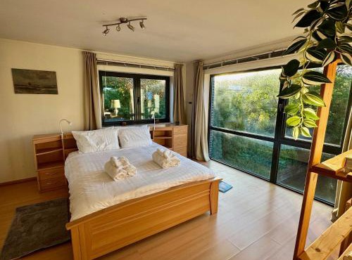 3BR Villa with Big Garden, Ping-Pong, Cinema, Bath in Ghent