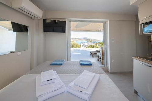 RoofTop Sea View Cabin in Vari